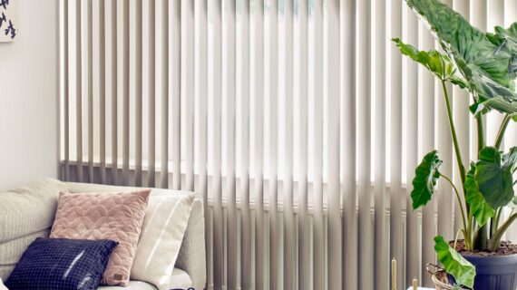 verticale jaloezie woonkamer PVC houtlook